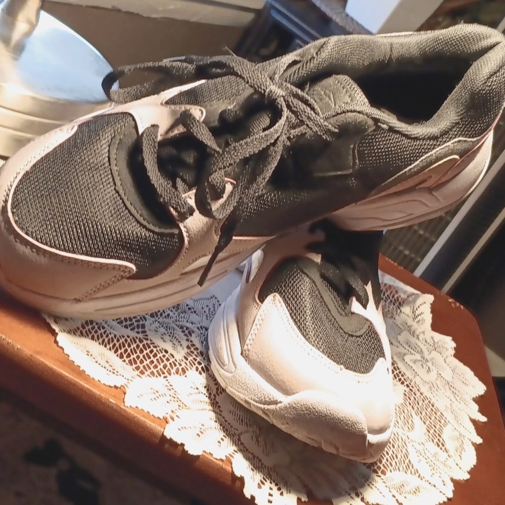 AVIA WOMEN'S MEMORY FOAM TENNIS SHOE- COLOR: BLACK, LIGHT PINK AND WHITE